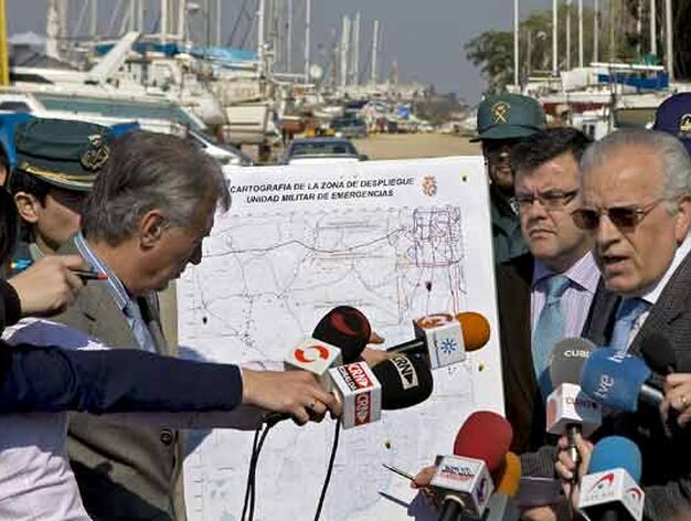 El responsable del dispositivo de b&uacute;squeda, junto al delegado y subdelegado del Gobierno en Andaluc&iacute;a explicando las labores de rastreo en Puerto Gelves.

Foto: Eduardo Abad (Efe)
