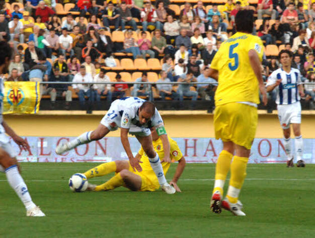 Aitor, a punto de caer en el suelo, tras la entrada de un jugador del Villareal./LOF