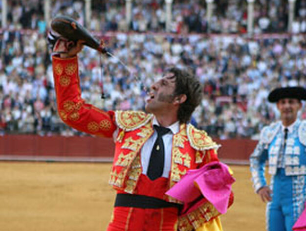 Capote en mano, Padilla se refrigera en un momento de la corrida.

Foto: Juan Carlos Mu&ntilde;oz