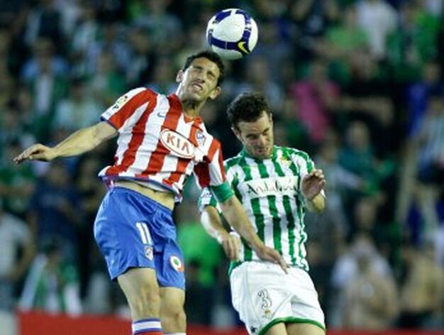 Fernando Vega salta con Maxi por un bal&oacute;n.

Foto: Antonio Pizarro