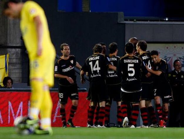 Los jugadores del Sevilla celebran uno de los goles de partido.

Foto: LOF, EFE