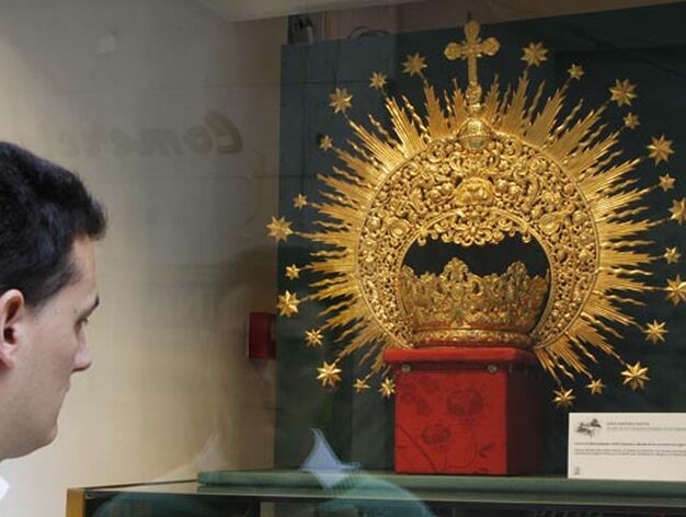 Corona de cultos expuesta en Bolsos Casal.

Foto: Victoria Hildago