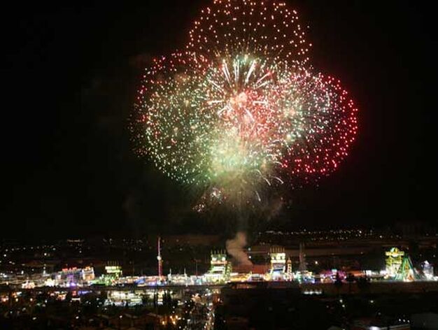 Momento del castillo de fuegos artificiales que abri&oacute; la Feria del Caballo.

Foto: Vanesa Lobo/Pascual