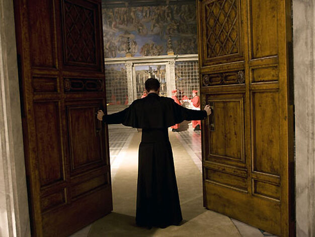 El camarlengo cierra las puertas de la Capilla Sixtina, donde se celebra el c&oacute;nclave.

Foto: Sony Pictures