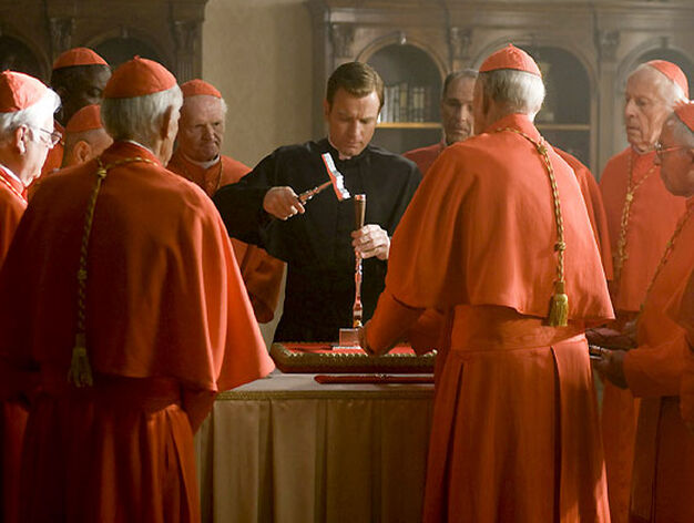 El camarlengo (Ewan McGregor) se dispone a destruir el sello del Papa ya fallecido, uno de los ritos de la sucesi&oacute;n papal.

Foto: Sony Pictures