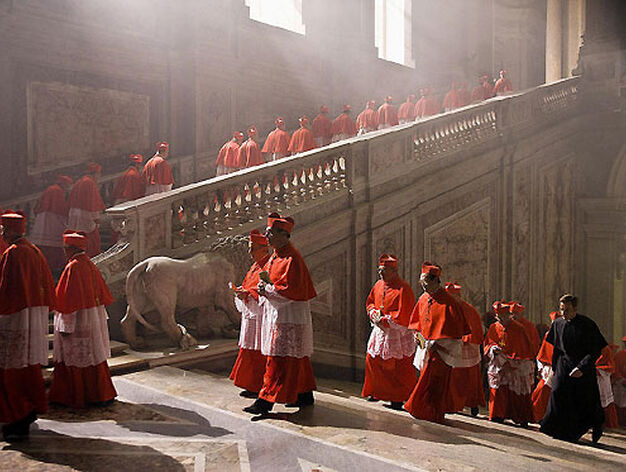 Los cardenales se dirigen al c&oacute;nclave, en el que elegir&aacute;n al pr&oacute;ximo Papa.

Foto: Sony Pictures