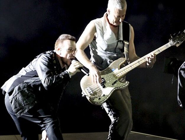 Bono junto Adam Clayton, bajista del conjunto.

Foto: EFE