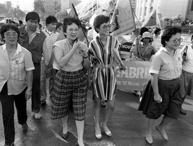 La icono de la democracia marcha en 1985 junto a otras 2.000 mujeres por las calles de Manila hacia la residencia del por entonces presidente Marcos. / AFP Photo &middot; Reuters
