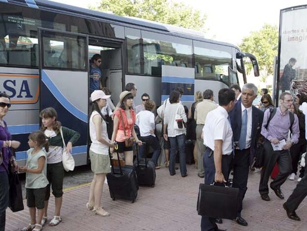 Se habilitaron 50 autocares para el traslado alternativo de los pasajeros,
FOTO:EFE