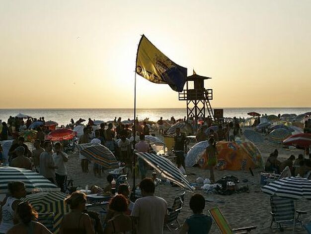 Una bandera del C&aacute;diz ondeaba en plena playa. 

Foto: Lourdes de Vicente