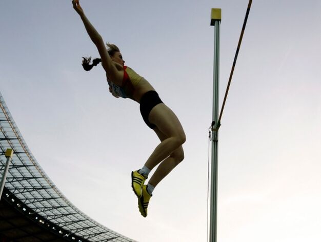 La atleta alemana Kristina Gadschiew compite en la ronda previa de la prueba femenina de salto con p&eacute;rtiga.

Foto: EFE