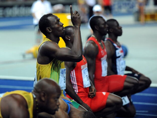 El atleta jamaicano Usain Bolt se prepara para la final de los 100 metros lisos masculinos de los Mundiales de Atletismo en Berl&iacute;n (Alemania).

Foto: EFE
