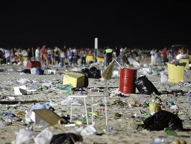 Las barbacoas dejaron sobre la arena toneladas de basura. 

Foto: Lourdes de Vicente