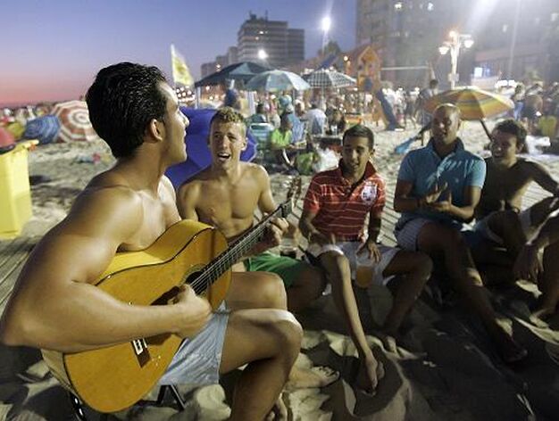 Las guitarras animaron la noche en algunos grupos. 

Foto: Lourdes de Vicente