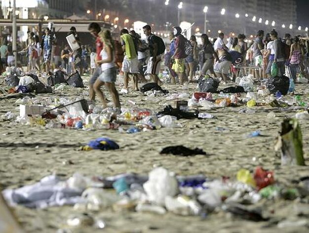 La muchedumbre abandona la playa. 

Foto: Lourdes de Vicente