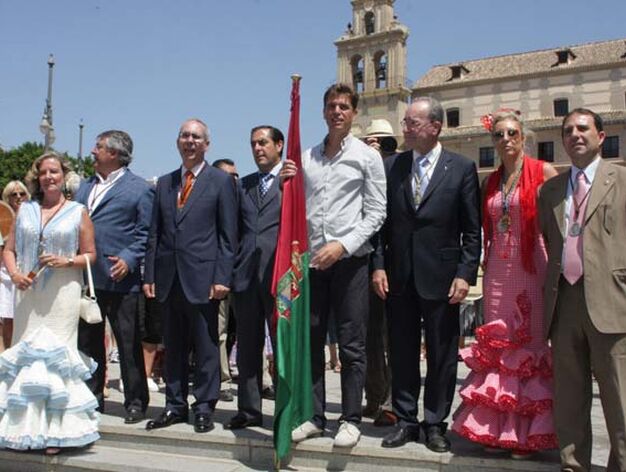 Javier Ojeda junto con miembros de la corporaci&oacute;n municipal a las puertas del santuario. 
FOTO: Migue Fern&aacute;ndez
