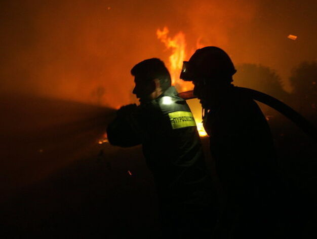 Bomberos intenta apagar el incendio en en la ciudad griega de Marathon, esta ya es la tercera noche de lucha contra las llamas para los vecinos de la zona.

Foto: Efe