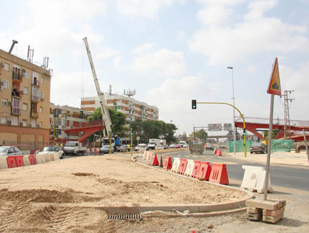 Segunda fase de las obras del bulevar de Bellavista con motivo del desmontaje de la pasarela peatonal que une el barrio con el hospital./ Bel&eacute;n Vargas