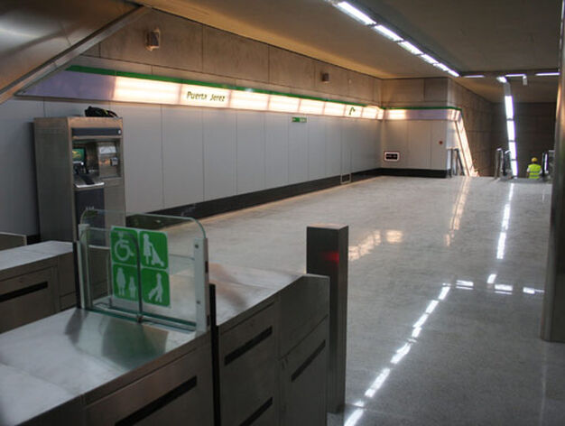Interior de la estaci&oacute;n de Puerta Jerez con una de las m&aacute;quinas expendedoras de billetes./ Jose &Aacute;ngel Garc&iacute;a