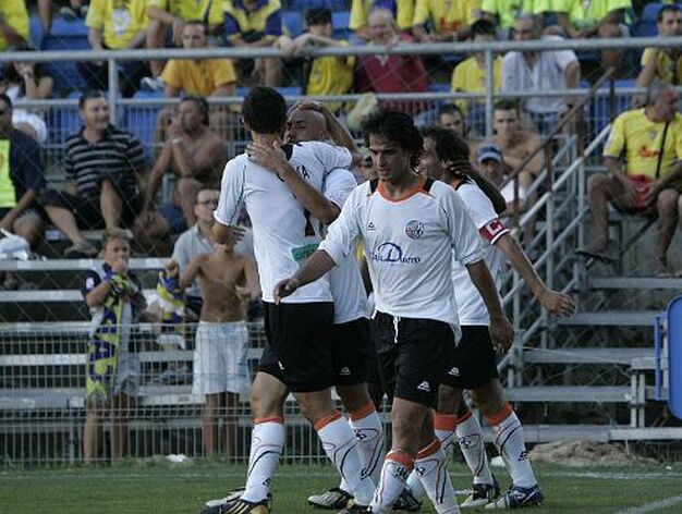 Los jugadores del Salamanca celebran el 1-0, obra de Akinsola. 

Foto: Lourdes de Vicente y Joaquin Hernandez Kiki