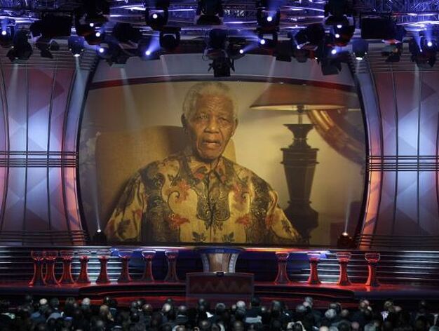 Mandela dedica unas palabras a los asistentes al acto.

Foto: Agencias