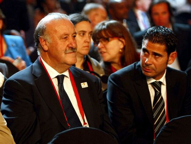Vicente del Bosque y Fernando Hierro, durante el sorteo.

Foto: Agencias