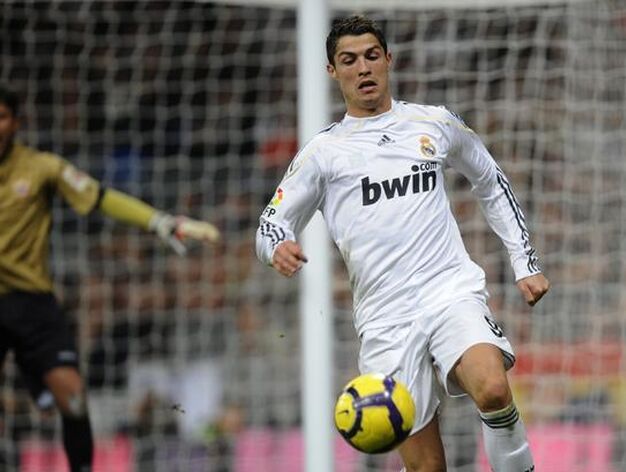 El Real Madrid se impone al Almer&iacute;a en un partido loco con pol&eacute;mica arbitral. / EFE &middot; AFP &middot; Reuters