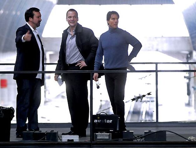El director James Mangold y los actores Tom Cruise y Peter Sarsgaard durante el rodaje del filme 'Knight&amp;Day' en la estaci&oacute;n de Santa Justa.

Foto: Juan Carlos V&aacute;zquez