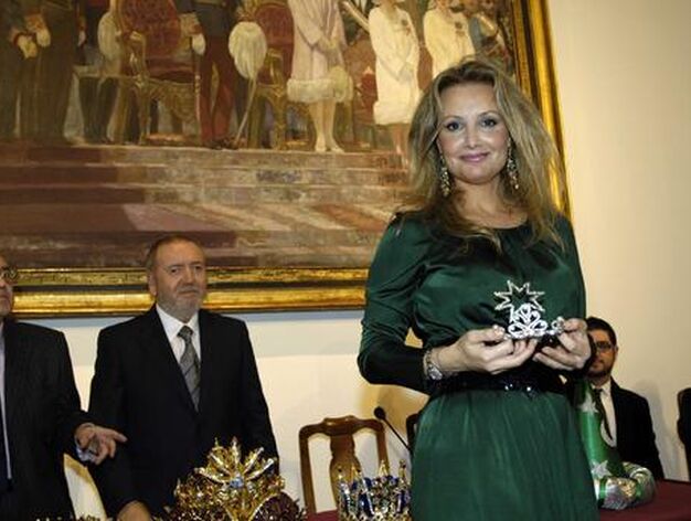 Marita Rufina (pintora) posa con su corona de Estrella de la Ilusi&oacute;n.

Foto: Manuel G&oacute;mezNegredo da toques de bal&oacute;n con la cabeza.