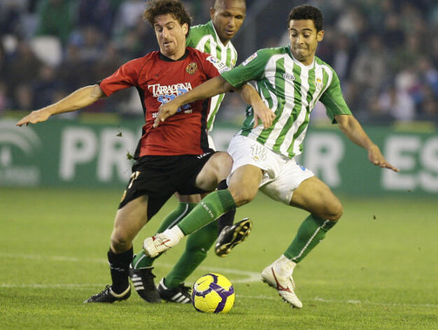 Iriney y Mehmet Aurelio pugnan por un bal&oacute;n con un futbolista del N&aacute;stic. / Antonio Pizarro.