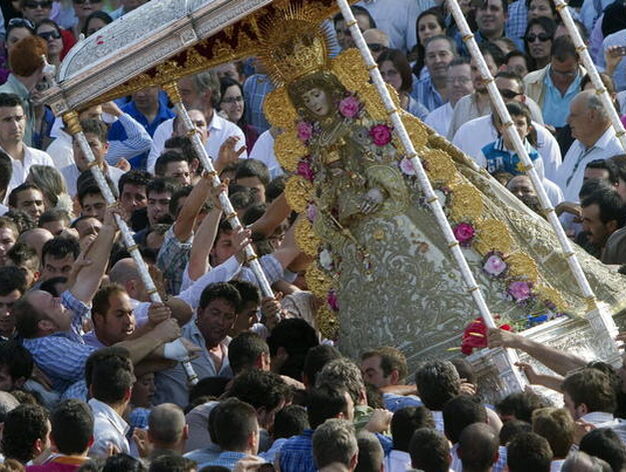 La Virgen del Rocio es portada por los almonte&ntilde;os durante toda la procesi&oacute;n.

Foto: Juli&aacute;n P&eacute;rez (EFE)