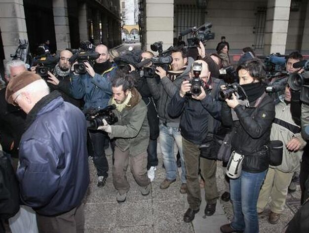 Despliegue de medios de comunicaci&oacute;n el la primera jornada del juicio por Marta del Castillo.

Foto: Juan Carlos Mu&ntilde;oz