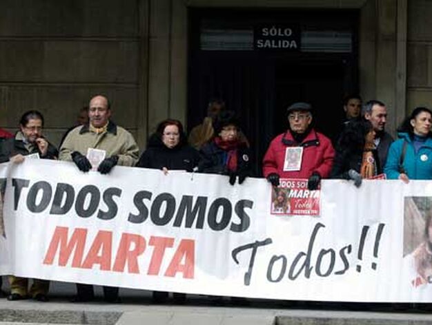 Miembros de la plataforma 'Todos somos Marta' a las puertas de los Juzgados.

Foto: Manuel G&oacute;mez