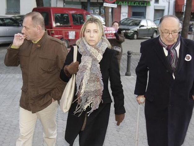 Los padres y el abuelo de Marta del Castillo llegan a los juzgados en la sexta sesi&oacute;n del juicio.

Foto: Jos&eacute; &Aacute;ngel Garc&iacute;a