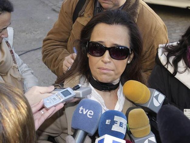 La madre de la amiga de Marta del Castillo, Susana Garc&iacute;a, declara ante los medios de comunicaci&oacute;n.

Foto: Jos&eacute; &Aacute;ngel Garc&iacute;a