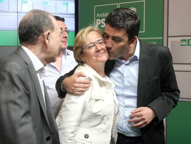 Mario Jim&eacute;nez besa a Petronila Guerrero tras conocerse los resultados.  /Josu&eacute; Correa