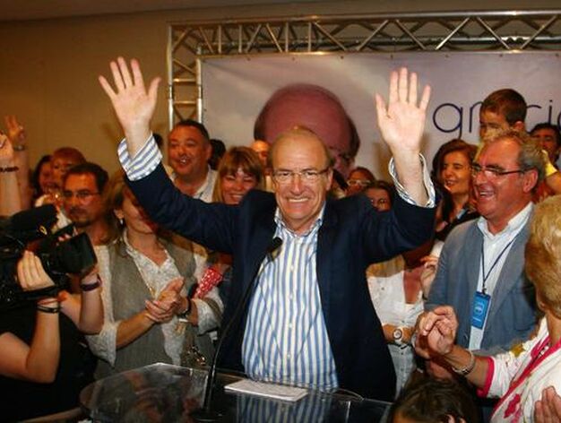 Pedro Rodr&iacute;guez se dirige a sus votantes tras conocer los resultados de las elecciones./Alberto Dom&iacute;nguez