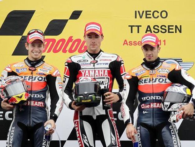 El podio del Gran Premio de Holanda de Moto GP, con Ben Spies (en el centro) primero, Casey Stoner (izquierda) segundo y Andrea Doviozioso tercero.

Foto: AFP Photo