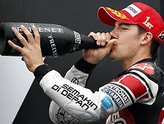 Ben Spies celebra su victoria en el Gran Premio de Holanda de MotoGP.

Foto: Reuters