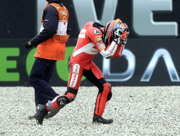 Stefan Bradl, l&iacute;der del Mundial en Moto2, se cay&oacute; en Assen.

Foto: AFP Photo