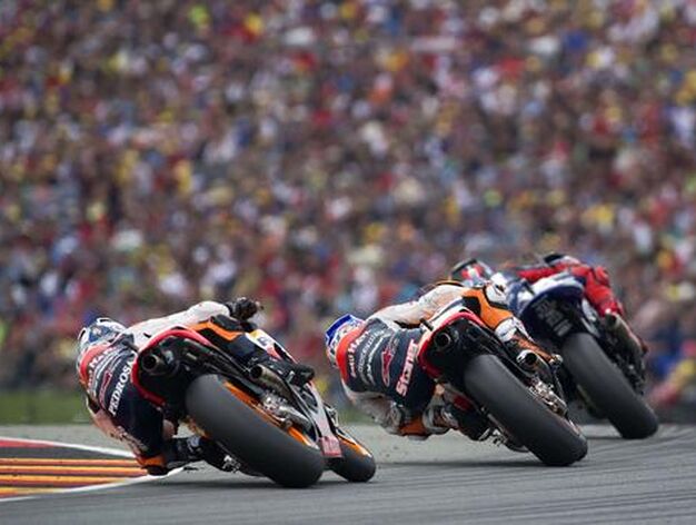 Una vista trasera de la cabeza de carrera en el momento en que Lorenzo lideraba la prueba. / AFP