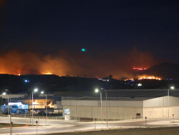 Incendio desde el Pol&iacute;gono San Rafael, en Las Lagunas

Foto: Manu Alqsar