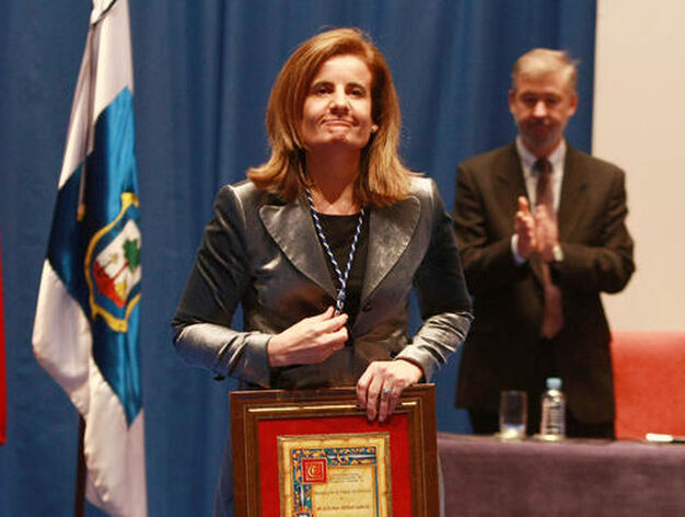 La ministra de Empleo, F&aacute;tima B&aacute;&ntilde;ez, recoge la Medalla de Huelva.

Foto: Alberto Dominguez