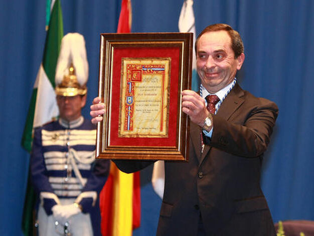 El director, Manuel Dom&iacute;nguez, recibe la medalla del CEIP Tartessos

Foto: Alberto Dominguez