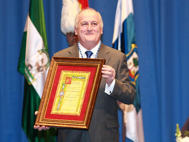 El delegado de la asociaci&oacute;n, Manuel Rodr&iacute;guez, con la medalla de Madre Coraje.

Foto: Alberto Dominguez