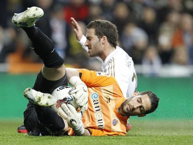 Casilla se anticipa a un bal&oacute;n ante Higua&iacute;n. / Reuters