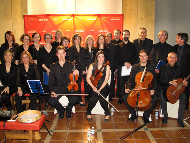 Orquesta y coro del IES Llanes, con su director, Miguel &Aacute;ngel Rodr&iacute;guez Villacosta.

Foto: Victoria Ram&iacute;rez