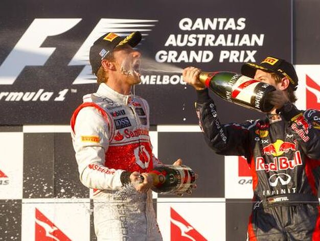 Jenson Button celebra su victoria en el Gran Premio de Australia junto a Sebastian Vettel, segundo.

Foto: EFE