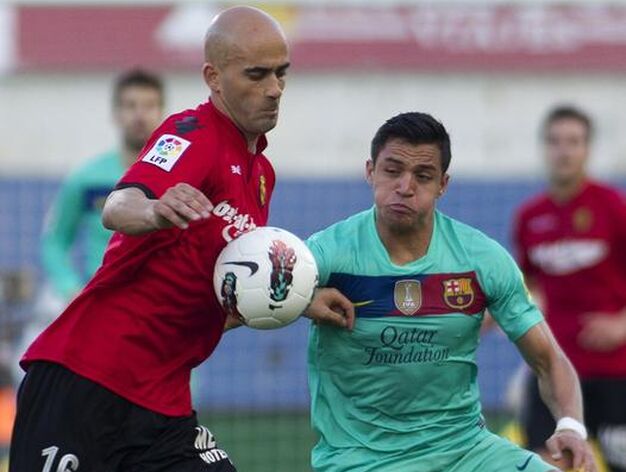 El Barcelona mantiene en Mallorca su persecuci&oacute;n al Madrid con una nueva victoria (0-2). / AFP