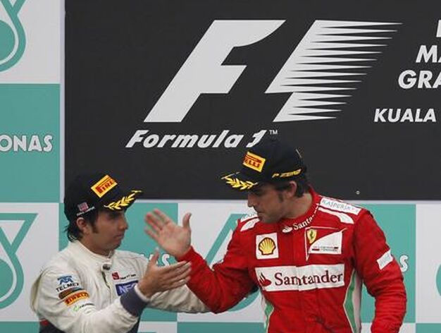 Fernando Alonso consigue la victoria en Sepang tras una carrera espectacular.

Foto: Reuters
